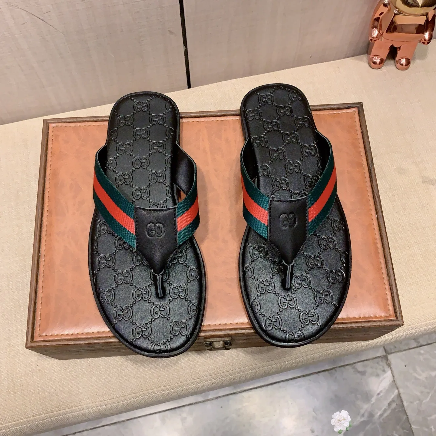 Slippers: New model: Factory price: 260💰💰🎩🎩🔥🔥《 Gucci* 》Series of slippers top purchasing agent🔍🔍Sold at the same time for men, original Italian imported webbing made of selected cowhide, exquisite workmanship,), sole: (super comfortable) original factory special sole, ⚠️exclusive double-layer movable molded sole super comfortable⚠️, real shot🎬the real thing is more beautiful🔍🔍266 regular code 38-44, can be ordered 45.